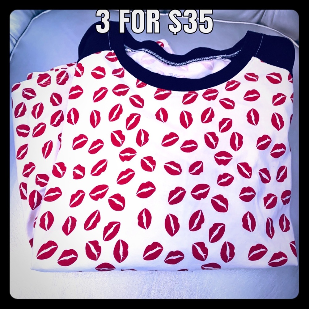 USA XL UK 18, NWOT Baseball T w/ Red Lips Black